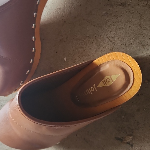 Clogs - Picture 2 of 3